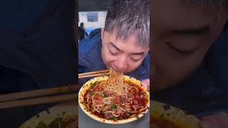 藏在贵州巷子里的牛肉面，竟然这么滑。 大块的罗纹