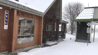 雪に包まれた石北本線安国駅の駅構内の風景