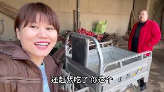 小舅子带姐夫看家里产业，房子和地真不少，姐姐：放心，我不惦记