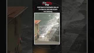 İzmir'de bir vatandaş, fırtınaya rağmen balık tutmaya devam etti