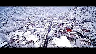 航拍南山雪景 山川红叶绿水白雪相映成趣