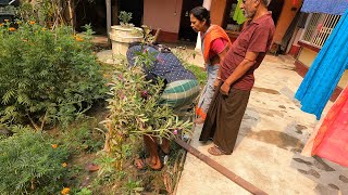 হঠাৎ বাড়ীর মধ্যে কেউটে সাপ যে তেড়ে আসতে পারে, সেটা জানা ছিলোনা ।।