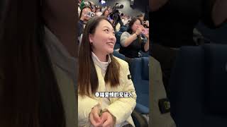 圆圆在我没求婚之前，总会好奇的问我，我会在什么时候求婚 我会在哪里求婚 会把求婚现场布置成什么样！我每次都会说还没想好，但是她不知道的是，我早就已经想好要带她去见我最喜欢的偶像面前，这个陪伴我整个青春