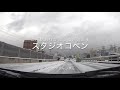 雪が降る中オープンで走るコペン