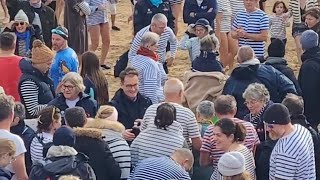 Les Sables d'Olonne  1er Janvier 2025 Bain des Givrés la grande plage  #youtubevideo ❄️