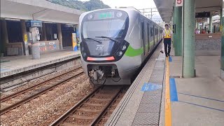 4152次楊梅發車經由宜蘭線開往福隆的銀綠色微笑號EMU900型十輛一編組EMU936區間車，4123次蘇澳發車經由宜蘭線開往樹林的單組EMU515區間車