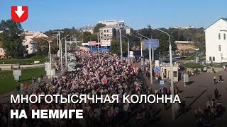 Большая колонна протестующих идет по Немиге в сторону ул. М. Богдановича