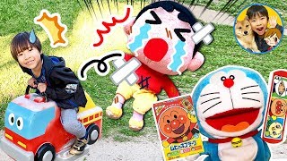 公園でクレヨンしんちゃんがケガをしたよ！　はたらくくるま　アンパンマン絆創膏　ドラえもん　おもちゃ　寸劇　病院ごっこあそび