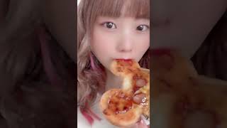 ミッキーピザを食べてる人が出てきます🍕 #ディズニー #ディズニーランド #ディズニーリゾート #ディズニーフード #ディズニーチャンネル