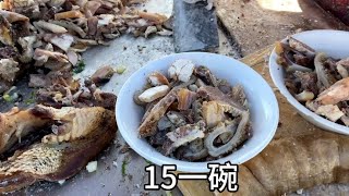 山东莒南“露天”牛杂汤，15一份，满满一碗，座无虚席，真热闹啊