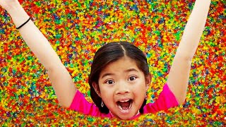 Emma Jannie and Alex Pretend Play with Colorful Magic Orbeez Shower Adventure