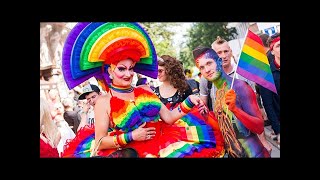 Tausende menschen bei csd-parade in hamburg