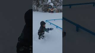 大雪の豊平どんぐり村パウダーパフパフ　大雪の中を4歳児が這いながら雪をかき分けかき分けやって来たぶらんこ乗り場　20250110