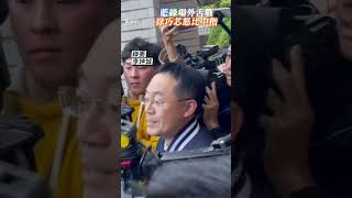 徐巧芯議場外「怒比中指」舌戰李坤城! 批民進黨「鎖住新聞自由」｜TVBS新聞@TVBSNEWS01