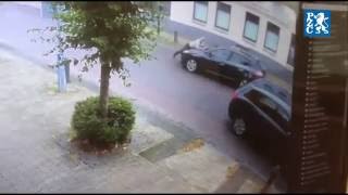 Bedrijfsleider op motorkap winkeldieven