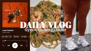 DAILY VLOG | GYM + COOKING DINNER