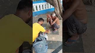 budhe uncle ke chehre per Khushi// #viralvideo #poorhelping #poor #trending #poorpeoplehelp #garibi