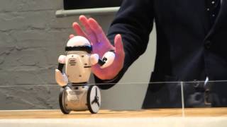 タカラトミー、2輪ロボット「ハローミップ」と犬型ロボット「ハローズーマー」 ～「OMINIBOT」ブランドのロボットが復活 - PC Watch