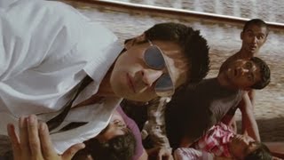 G One's mind-blowing stunt in running train - Ra one