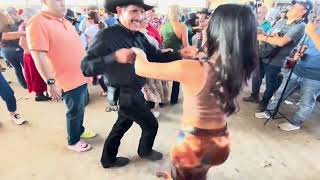 Baile del Domingo en la pulga de alamo texas