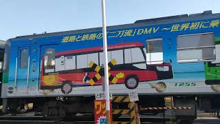 南浦第3踏切を通過する1200型気動車。