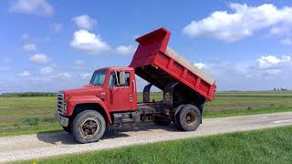 1989 International S1600 dump truck