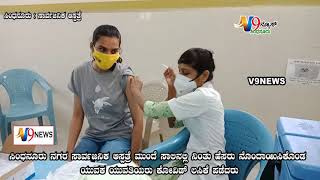 #SINDHANUR V9NEWS SINDHANUR IN FRONT OF SINDHANUR CITY PUBLIC HOSPITAL  YOUNG WOMEN GOT COVID VACCIN