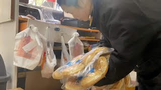 老板有店不开，带八岁女儿摆摊卖汉堡，结果被举报