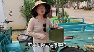 两姐妹好奇葩，想骑三轮车绕40公里的山路回老家，车边骑边漏油