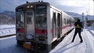 深い雪に覆われた音威子府駅に停車中の宗谷本線下りキハ54形