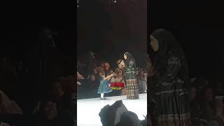 MOMEN LUCU AMEENA MINTA MIC YG SEDANG DIPAKAI LESTI KEJORA NYANYI