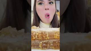 Мукбанг мёд в сотах 🍯 Mukbang asmr honey comb #мукбанг #mukbang #asmr #honey #honeycomb