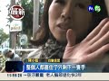 速食店招牌突崩落 砸中倒楣路人