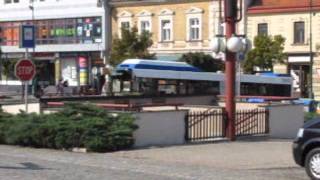 Karlovo náměstí v Třebíči, víkendové setkání autobusů ve 14:45 h