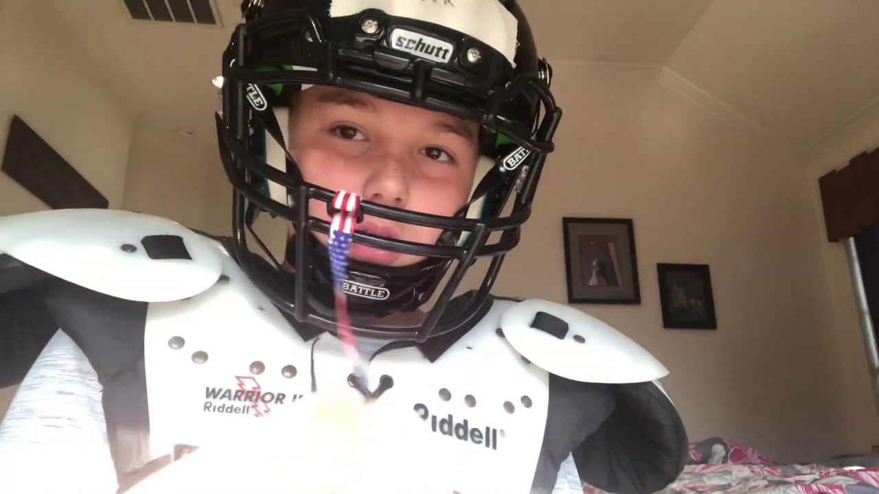 Putting On My Football Gear/and How To Put It On🏈 - YouTube