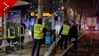 Milano, autobus ATM si schianta contro palo dell'elettricità della filovia