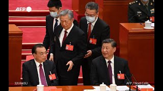 习近平发动政变控制了中共二十大会场，反习派改革派全部被拿下，胡锦涛被强行带离会场。