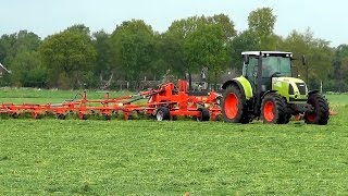 Gras schudden met Claas Arion 610c en 17m brede Kuhn GF 17002