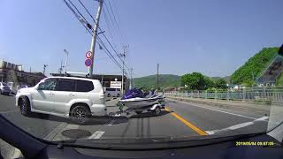 【危険運転】対向車無視で右折してきたランクル（水上バイク荷台付き）