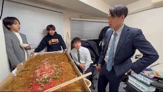 作りすぎた焼きそばを全部上司に食べさせる動画