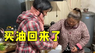 家里爱吃花生油吃的快，海燕打听去买咋合适，刚出锅13一斤不还价！【许海燕vlog】