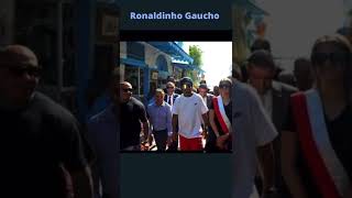 Ronaldinho visits Tunisia for the first time and is overwhelmed by the passionate love of the fans!