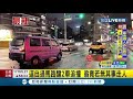 阿伯出事啦 不管車流闖紅燈害兩車追撞 阿伯竟然若無其事直接閃人 │記者 林芷綺│【live大現場】20210423│三立新聞台