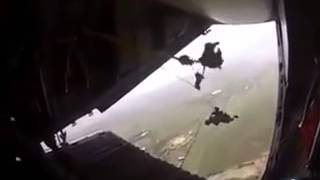 Un parachutiste reste accroché à l’avion