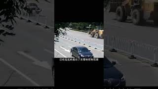 瘋狂鏟車橫沖鬧市！壓死行人撞翻警車，最終只身遇難 #交通安全 #责任 #道路危险 #司机行为 #紧急情况