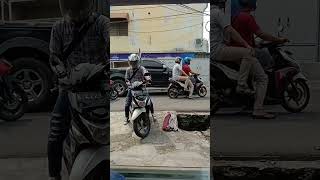 Reaksi Panik Para Pengendara Motor Melihat Polisi Lalulintas