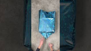 Easy way to gift wrap a blanket #giftwrapping #giftwrappinghacks #giftideas