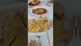 深坑，廟前阿家的店。深坑豆腐不知道吃那一間嗎？這間菜都不錯，豆腐入味，土雞正宗Q彈，多年來的首選。 #深坑老街 #臭豆腐