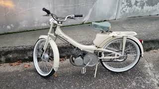 Mobylette MOTOBECANE AV44 de 1962 avec son moteur en fonctionnement.