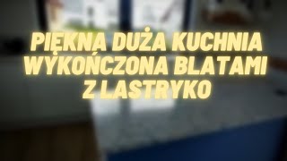 Piękna duża kuchnia wykończona blatami z lastryko